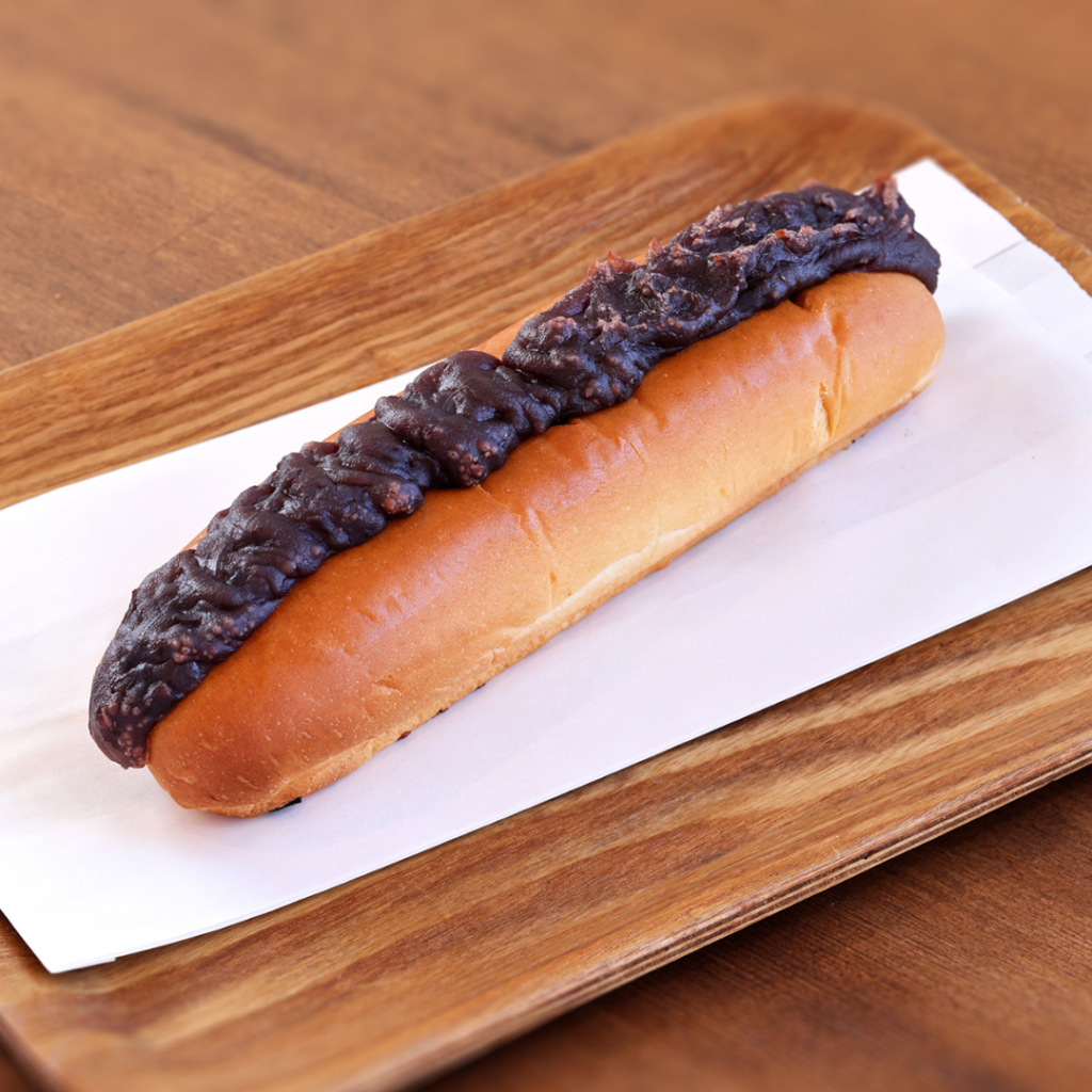 志賀島ドッグ 本店のメニュー「あんこクリームチーズドッグ」。あんことクリームチーズを合わせたデザート系ホットドッグ