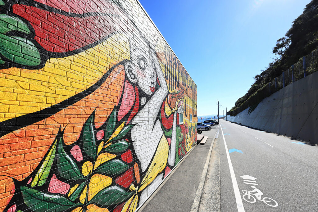 志賀島ドッグのフォトギャラリー。道路沿いに描かれた壁画アート