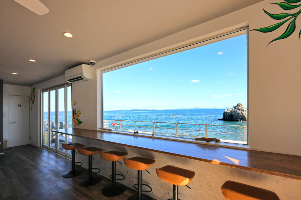 志賀島ドッグのフォトギャラリー。店内から海を望むカウンター席