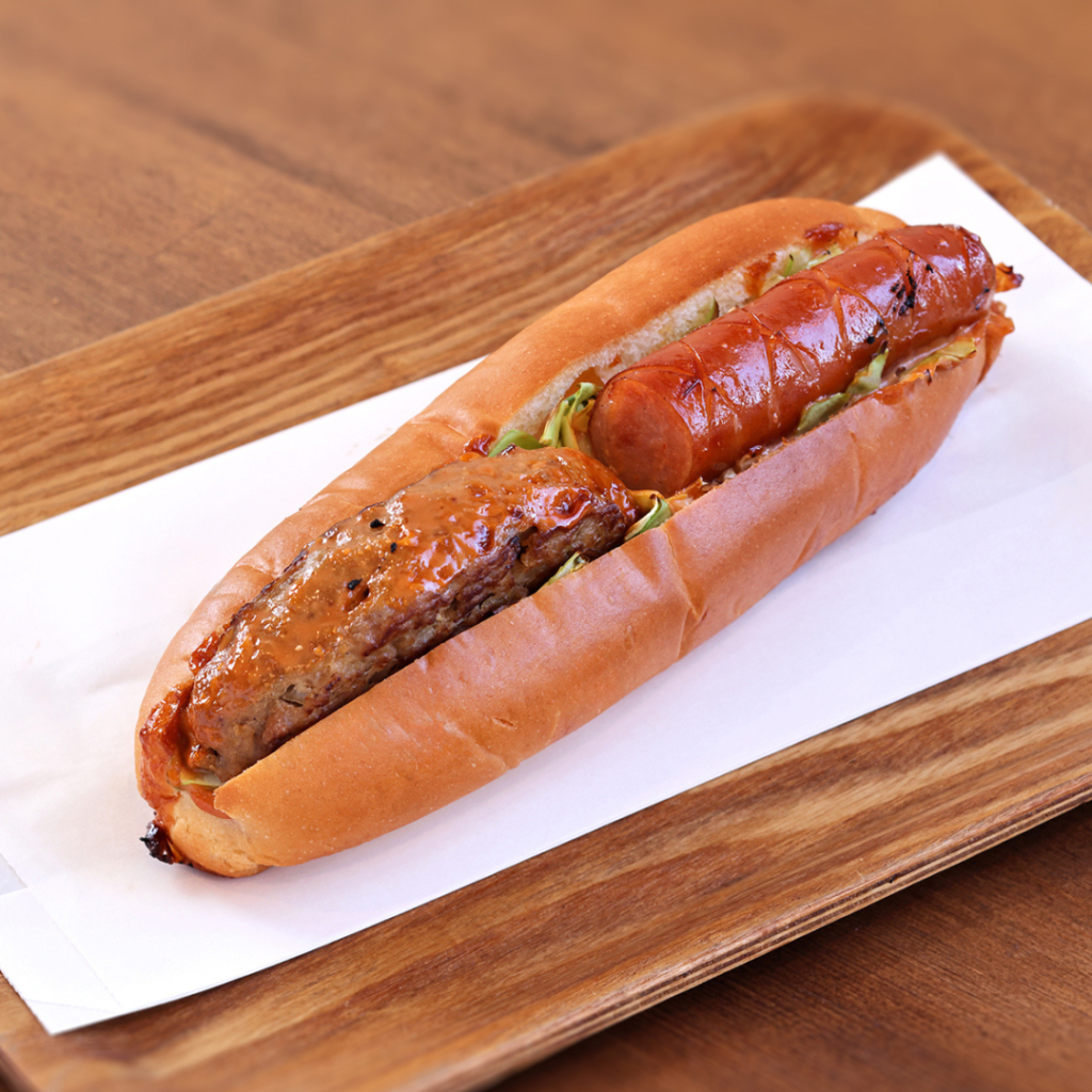 志賀島ドッグ 本店のメニュー「ミックスドッグ」。ソーセージとハンバーグを組み合わせたホットドッグ