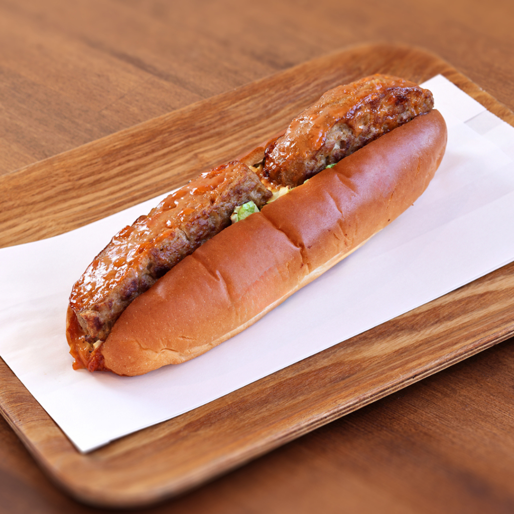 志賀島ドッグ 本店のメニュー「グリルバーグドッグ」。ジューシーなハンバーグを挟んだホットドッグ