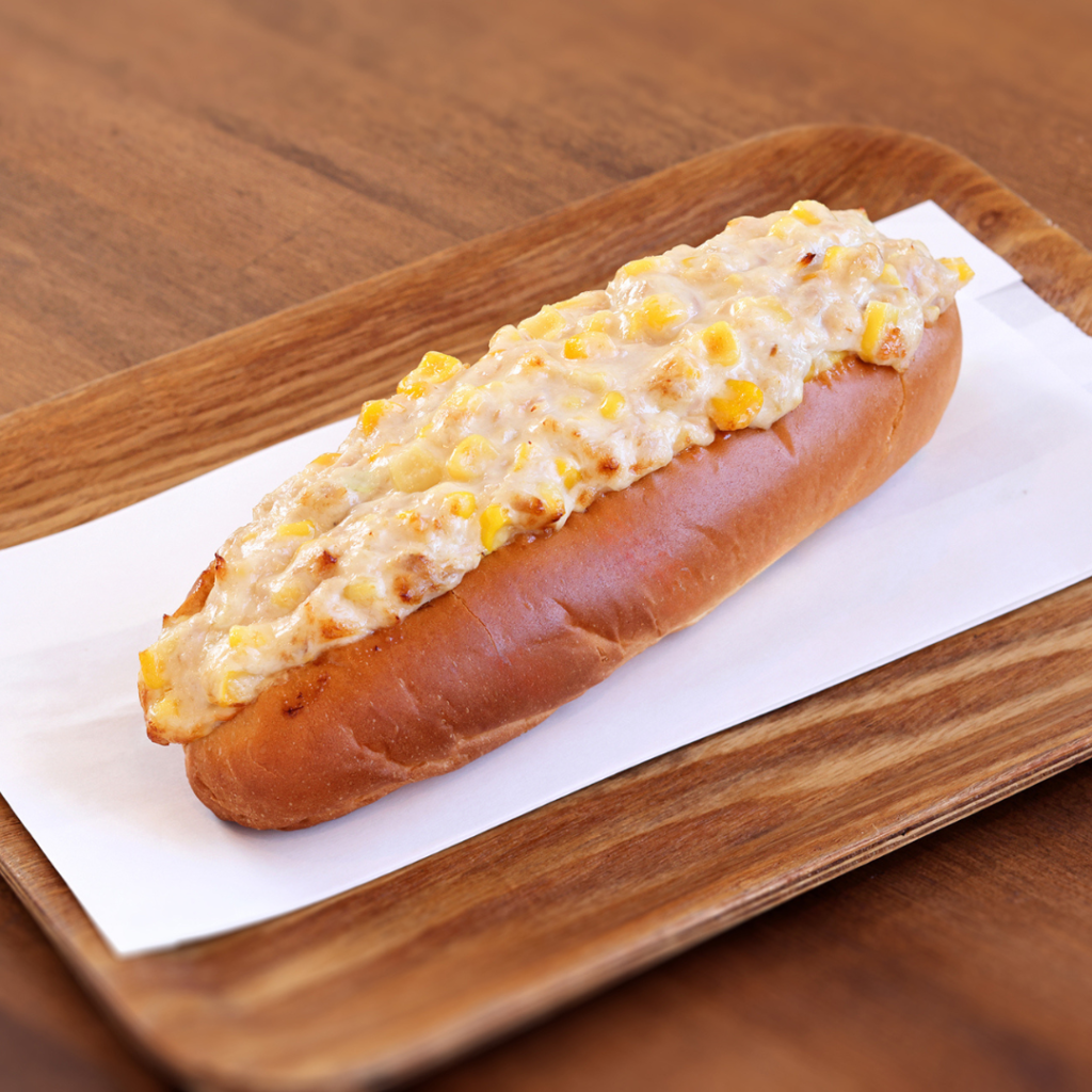志賀島ドッグ 本店のメニュー「ツナマヨコーンドッグ」。ツナマヨとコーンをトッピングしたホットドッグ