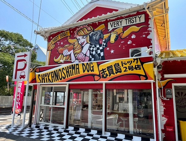 福岡市東区志賀島にある「志賀島ドッグ 2号店」の外観。赤と白のコントラストが印象的なアメリカンポップな店舗